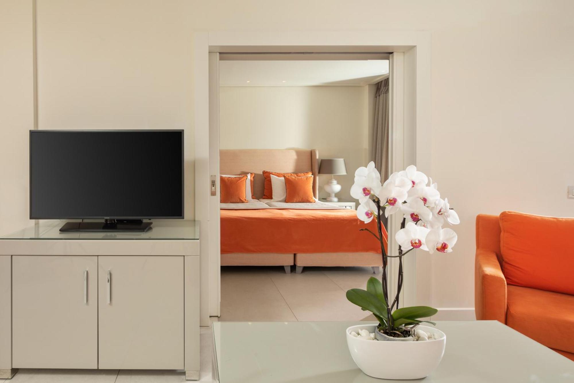 Rodostamo Hotel&Spa- Adults Friendly Kommeno  Exterior foto A suite at the Hilton London Heathrow